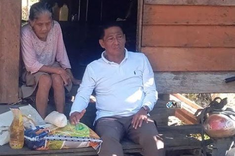 Bupati Murung Raya Memberikan Bantuan Sembako Untuk Warganya