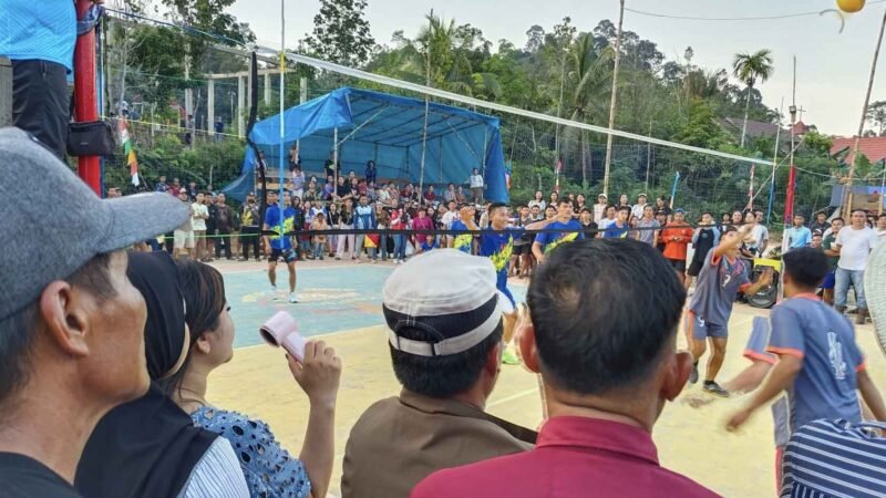 Ketua DPRD Mura Hadiri Turnamen Volly Ball Kades Cup di Desa Tabulang