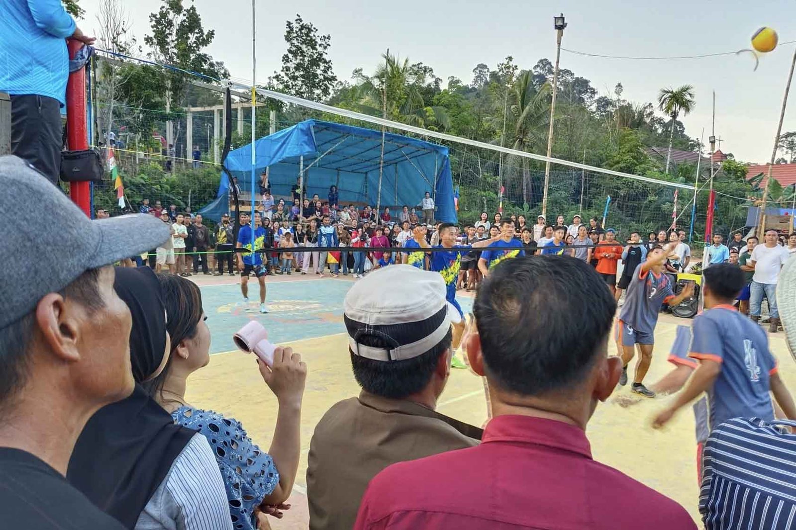 Ketua DPRD Mura Hadiri Turnamen Volly Ball Kades Cup di Desa Tabulang