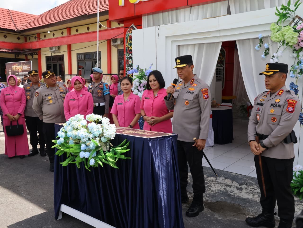 Kapolda Kalteng Resmikan Sejumlah Fasilitas dan Bagikan Bansos untuk Masyarakat