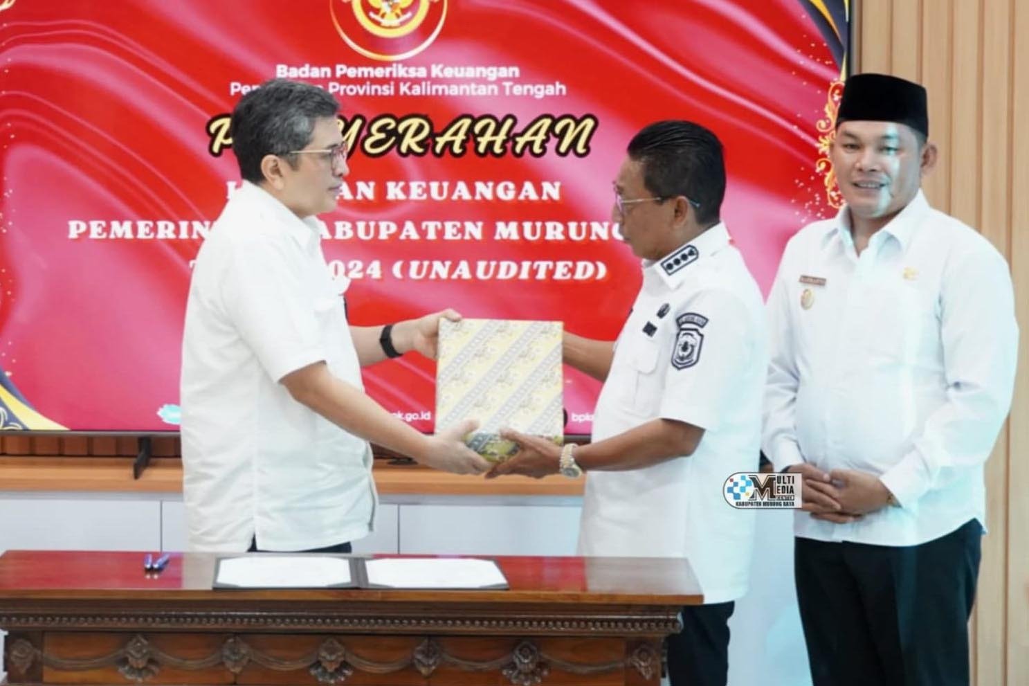 Penyerahan LKPD oleh Bupati Mura ke BPK RI Perwakilan Kalteng