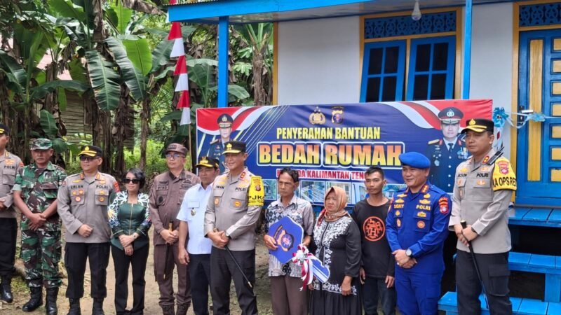 Kapolda Kalteng Serahkan Hasil Bedah Rumah di Pesisir Sungai Barito Selatan