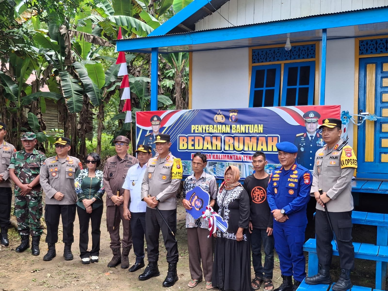 Kapolda Kalteng Serahkan Hasil Bedah Rumah di Pesisir Sungai Barito Selatan