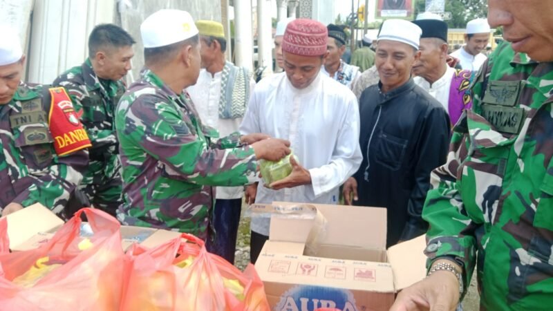 Koramil 1002-01/Batang Alai Selatan Bagikan Nasi Bungkus Usai Shalat Jumat