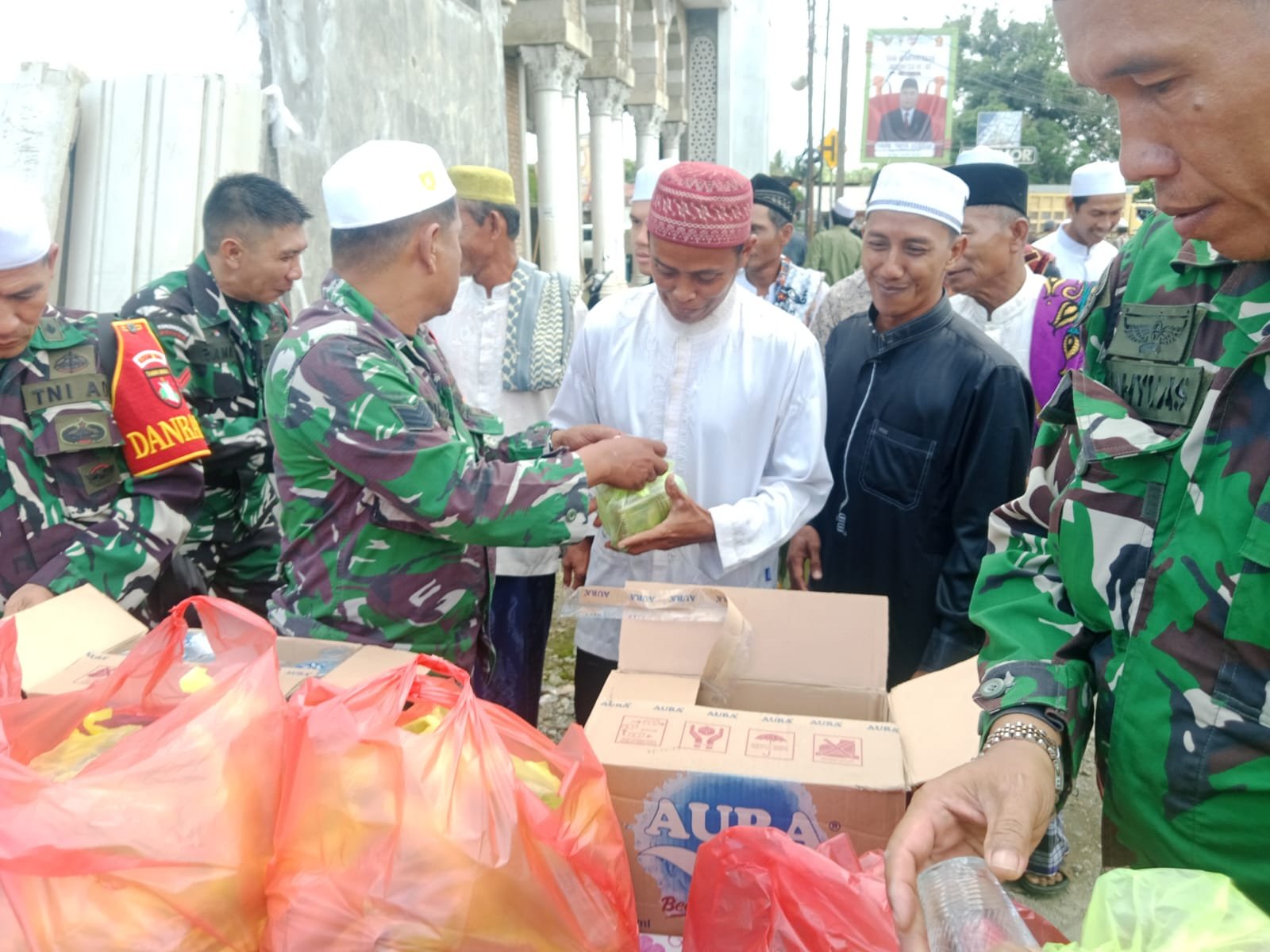 Koramil 1002-01/Batang Alai Selatan Bagikan Nasi Bungkus Usai Shalat Jumat