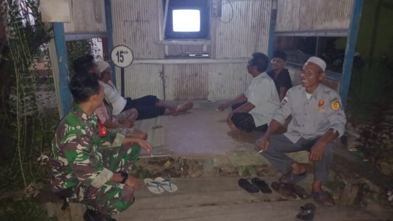 Jaga Kamtibmas, Babinsa Koramil 1002-06/Barabai Laksanakan Ronda Poskamling