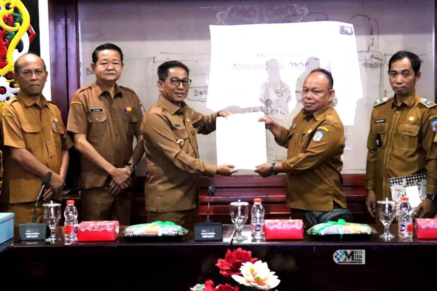 Bupati Mura Secara Simbolis Serahkan Sertifikat Koperasi Merah Putih