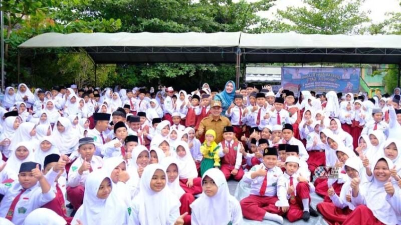 Gerakan Ayah Mengantar Anak Sekolah dan Minum Susu Bersama di MIS Karya Pembangunan