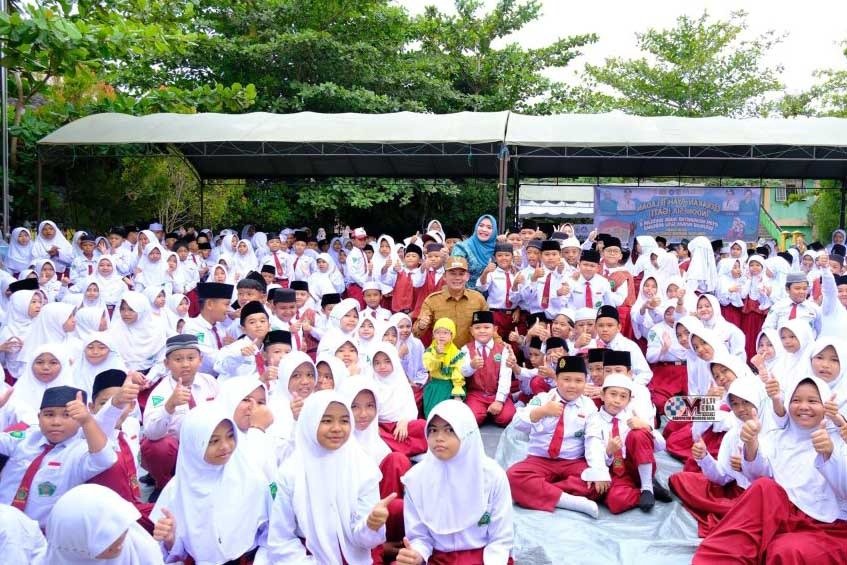 Gerakan Ayah Mengantar Anak Sekolah dan Minum Susu Bersama di MIS Karya Pembangunan