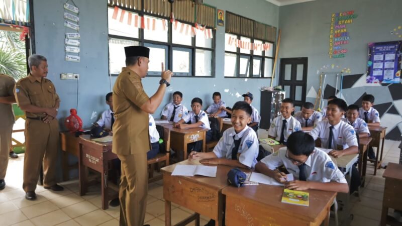 Bupati Tala Sambangi SMPN 1 dan SMPN 4, Kagetkan Dewan Guru dan Siswa