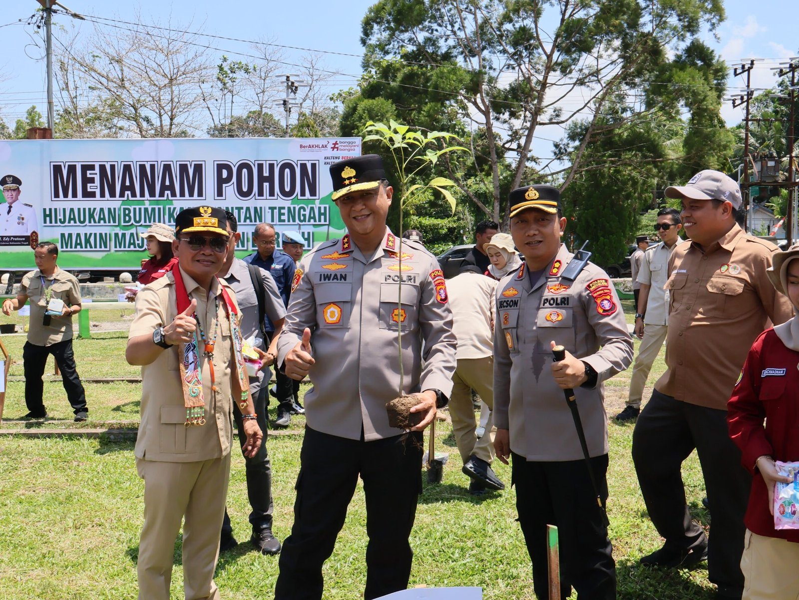 Gubernur Agustiar dan Kapolda Kalteng Tanam Pohon serta Tebar Benih Ikan di Buntok