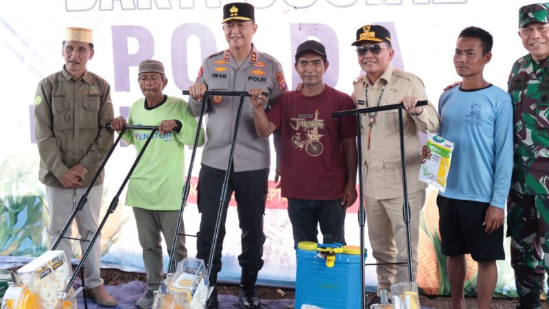 Kapolda Kalteng Bersama Gubernur Agustiar Gelar Baksos dan Serahkan Bantuan Alsintan