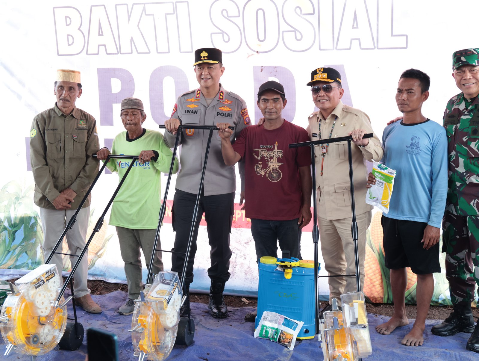 Kapolda Kalteng Bersama Gubernur Agustiar Gelar Baksos dan Serahkan Bantuan Alsintan