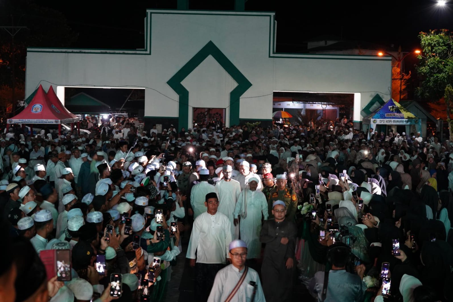 Ribuan Masyarakat Hadiri Tabligh Akbar dan Murung Raya Bershalawat