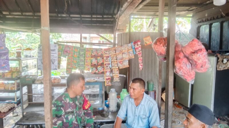 Babinsa Koramil 1002-08/LAU Gelar Komsos di Hari Libur, Pererat Kedekatan TNI dan Masyarakat