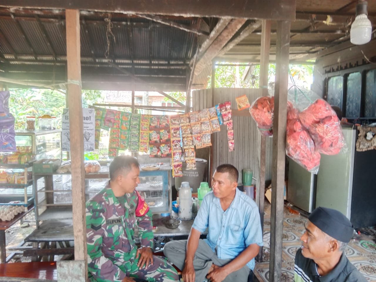 Babinsa Koramil 1002-08/LAU Gelar Komsos di Hari Libur, Pererat Kedekatan TNI dan Masyarakat