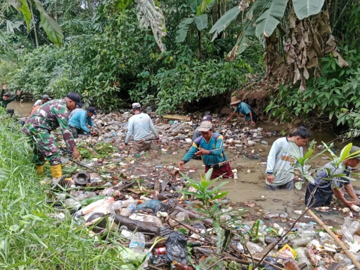 Gotong Royong Pembersihan Sungai, TNI dan Warga Bersinergi Jaga Lingkungan