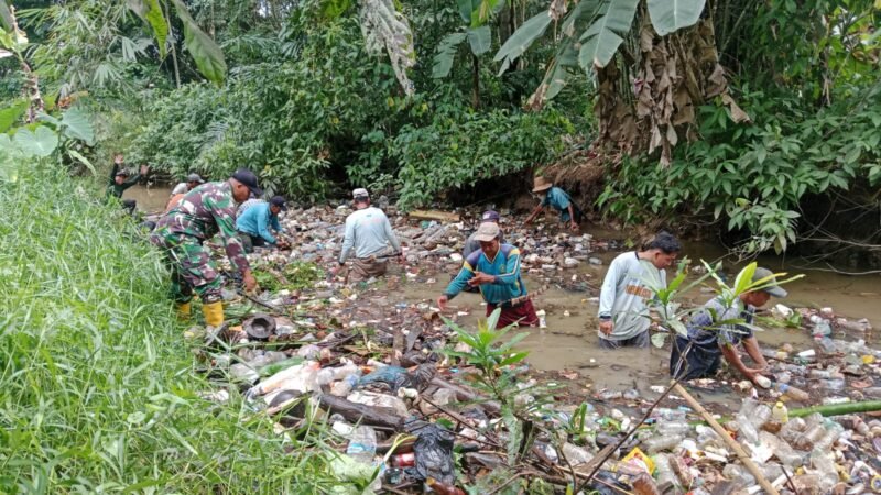 Gotong Royong Pembersihan Sungai, TNI dan Warga Bersinergi Jaga Lingkungan