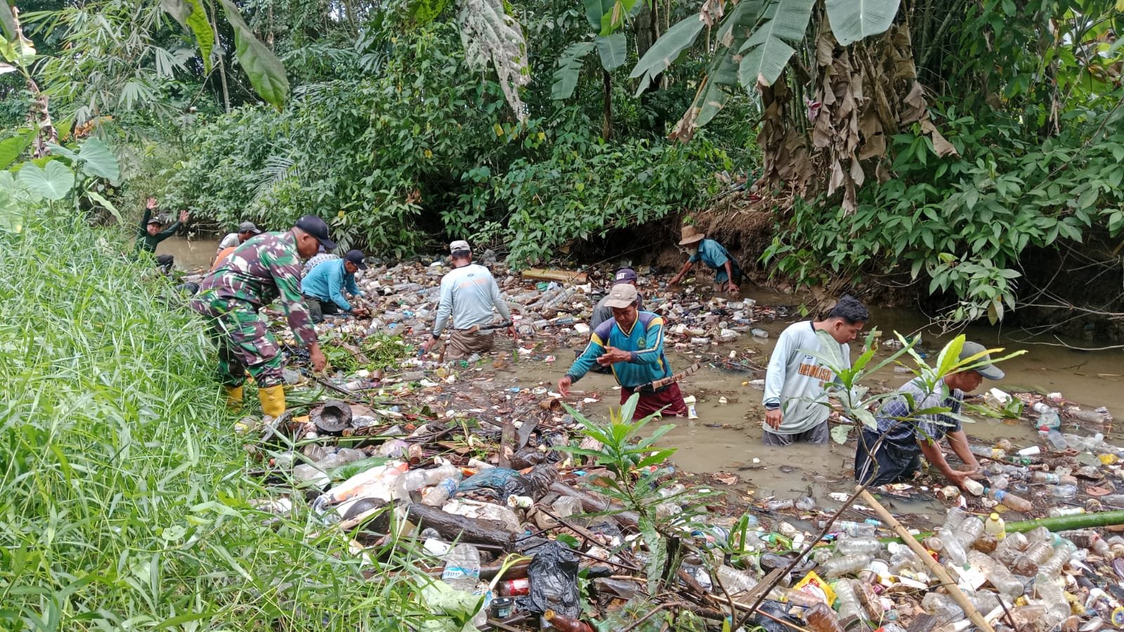 Gotong Royong Pembersihan Sungai, TNI dan Warga Bersinergi Jaga Lingkungan
