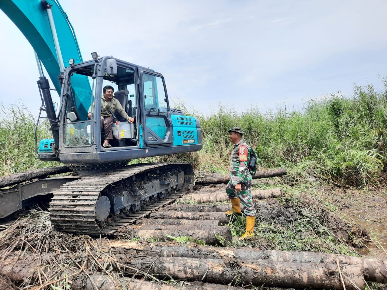 TNI Dampingi Normalisasi Sungai di Desa Banua Kupang