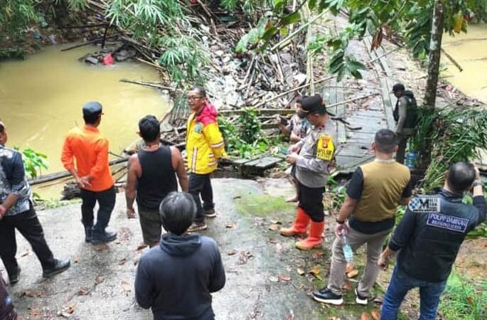 Gerak Cepat Bupati Mura Tinjau Jembatan Rusak Terdampak Banjir dan Longsor