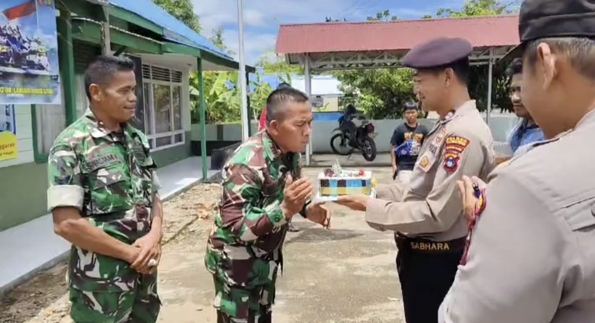 Beri Kejutan HUT ke-80 TNI, Kapolsek LAU Kunjungi Koramil 1002-08