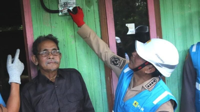 Tingkatan Produktivitas dan Kesejahteraan Masyarakat, Bupati Heriyus Resmikan Penyalaan Listrik di 22 Desa