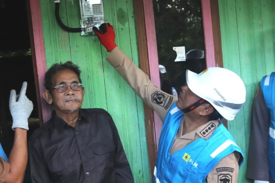 Tingkatan Produktivitas dan Kesejahteraan Masyarakat, Bupati Heriyus Resmikan Penyalaan Listrik di 22 Desa