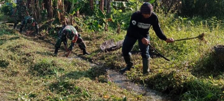 Cegah Banjir, TNI dan Warga Kompak Bersihkan Selokan di Desa Haruyan