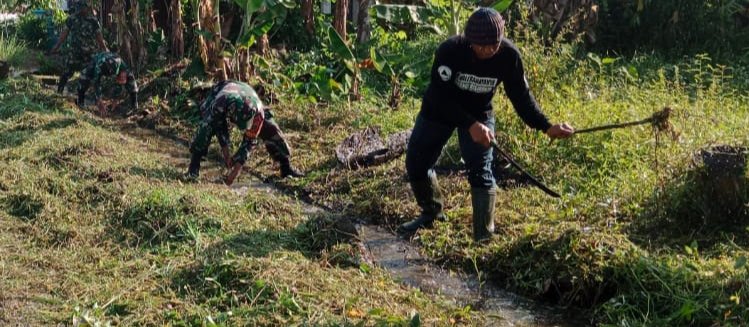 Cegah Banjir, TNI dan Warga Kompak Bersihkan Selokan di Desa Haruyan
