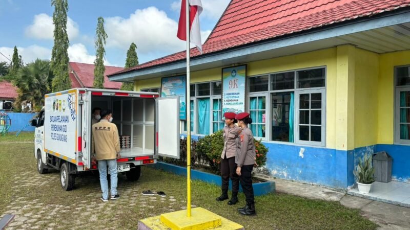 MBG Sukses, Polwan Distribusi 1.466 Porsi untuk Siswa