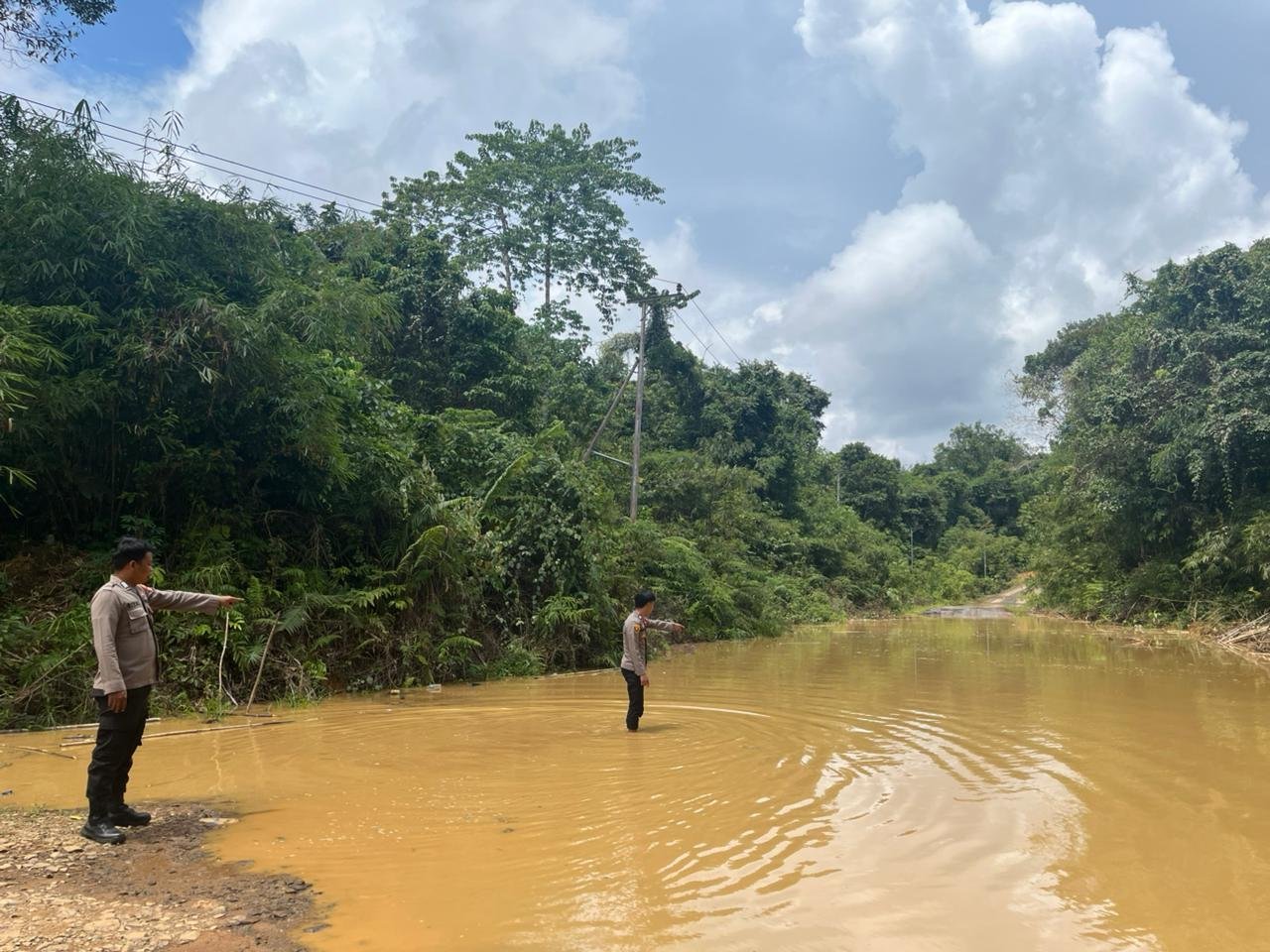 Peduli Lingkungan dan Imbau Warga Selalu Waspada, Polisi Siaga Banjir