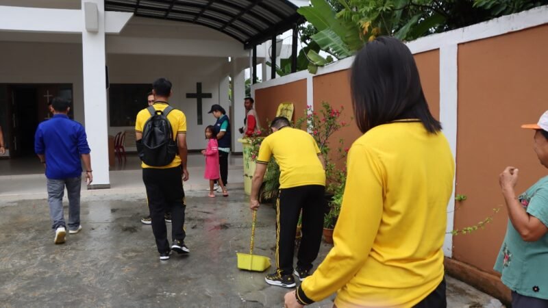 TNI-POLRI Gotong Royong Bersihkan Tiga Rumah Ibadah di Gumas