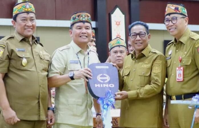 Pemprov Kalteng Serahkan Hibah Truk Pengangkut Sampah ke Pemkab Mura