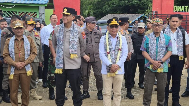 Gubernur Kalteng Didampingi Bupati Mura Buka Pasar Murah di SMAN 1 Puruk Cahu