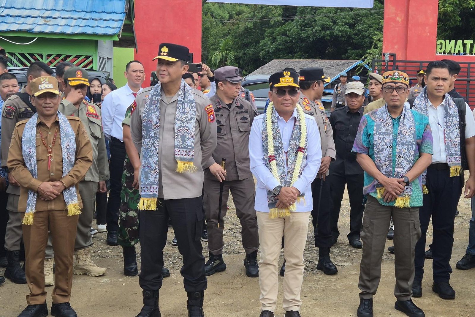 Gubernur Kalteng Didampingi Bupati Mura Buka Pasar Murah di SMAN 1 Puruk Cahu