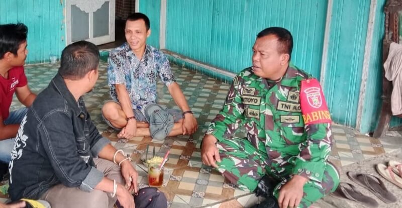Babinsa Koramil 1002-03/Haruyan Jalin Silaturahmi dengan Warga Desa Hapulang