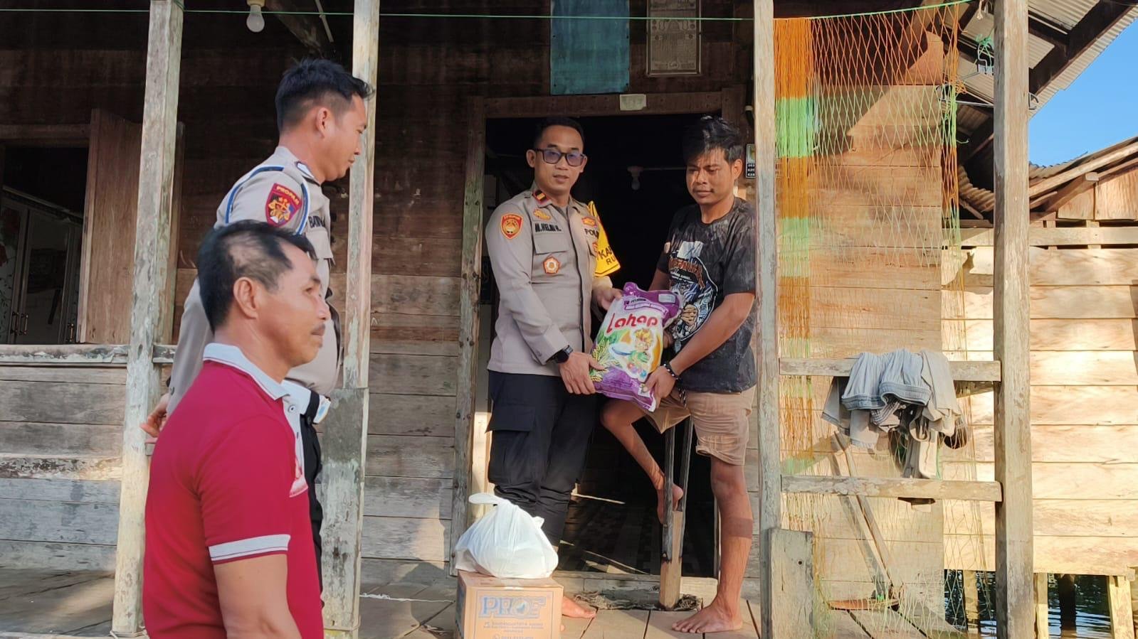 Polsek Rungan Salurkan Bantuan untuk Warga Desa Jangkit yang Terendam Banjir