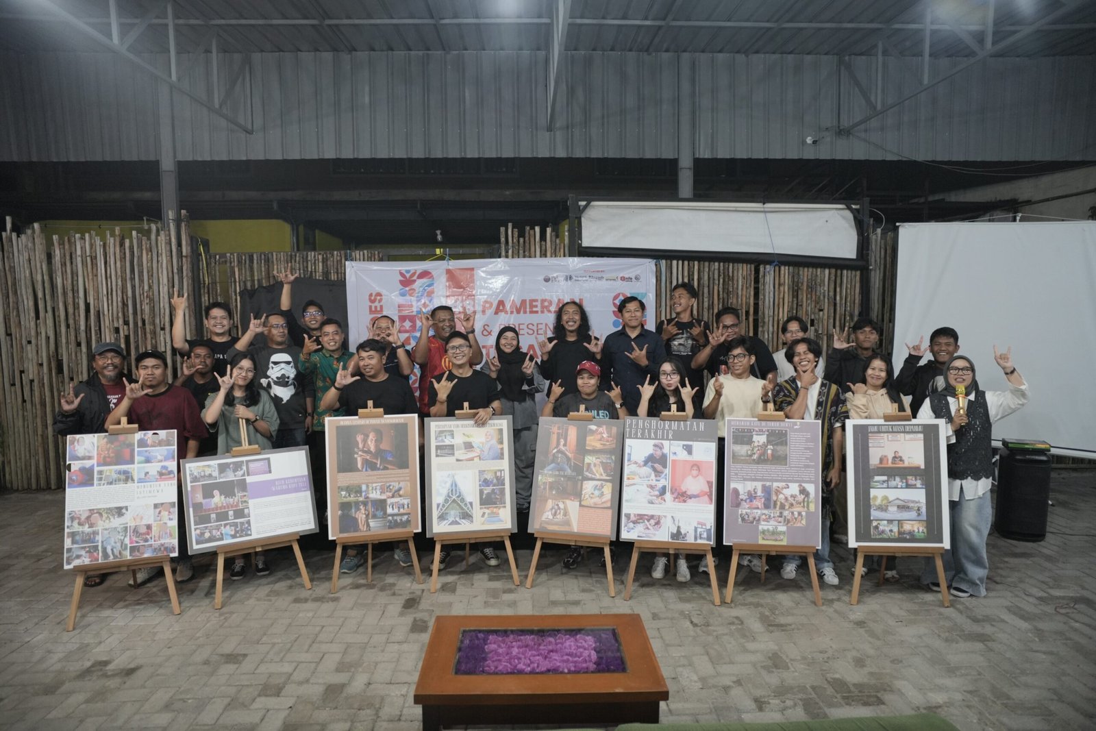 Siswa KFB angkatan delapan usai presentasi tugas akhir fotografi bertema Local Heroes, Sabtu (29/11) malam.