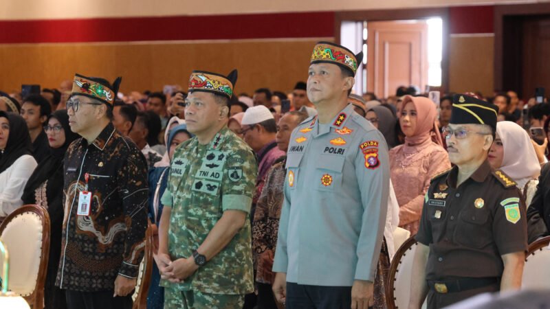 Kapolda Kalteng Hadiri Wisuda 2.013 Mahasiwa dan Pengukuhan Guru Besar UMPR