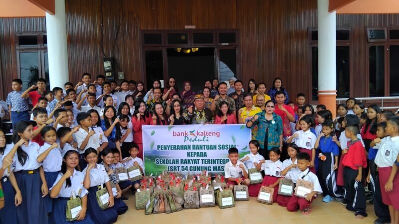 Bank Kalteng Kuala Kurun Serahkan Bantuan ke Siswa Sekolah Rakyat