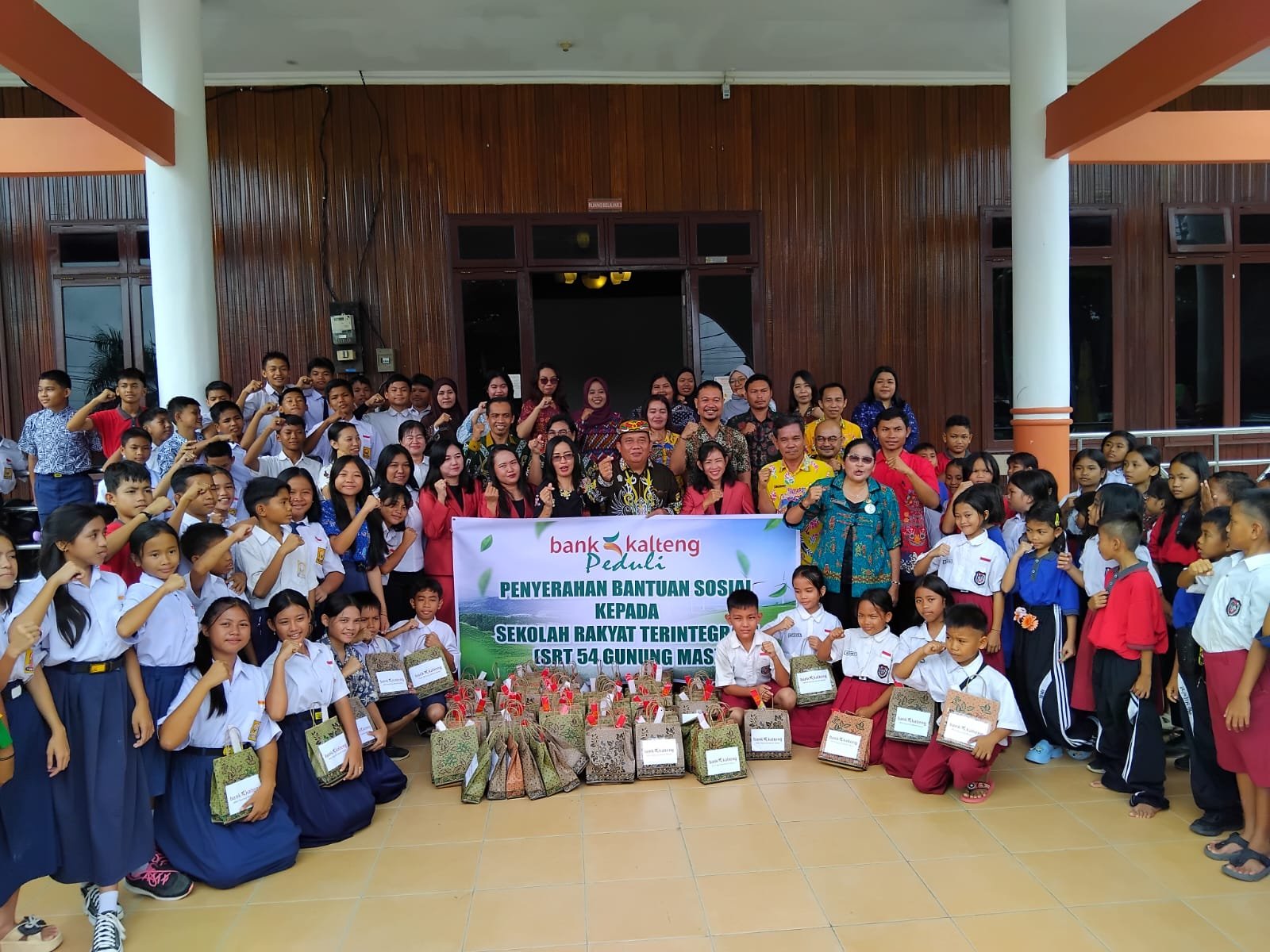 Bank Kalteng Kuala Kurun Serahkan Bantuan ke Siswa Sekolah Rakyat