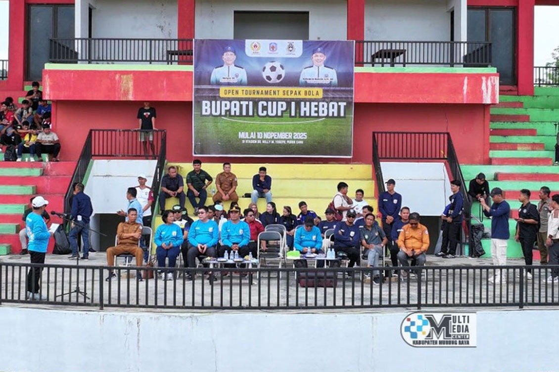 Buka Turnamen Sepak Bola Bupati Cup I HEBAT 2025, Heriyus :  Bentuk Karakter dan Semangat Juang Generasi Muda