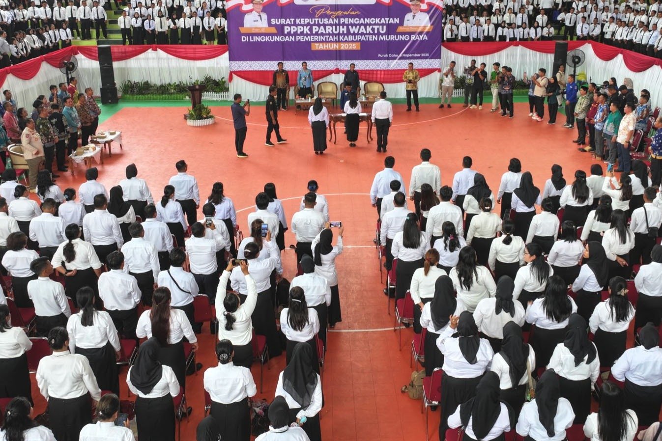 Bupati Murung Raya Serahkan Secara Simbolis SK Pengangkatan Ribuan PPPK Paruh Waktu
