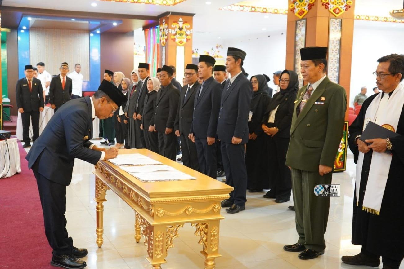 Bupati Mura Lantik Sarwo Mintarjo Sebagai Pj Sekda Bersama 59 Pejabat Lainnya