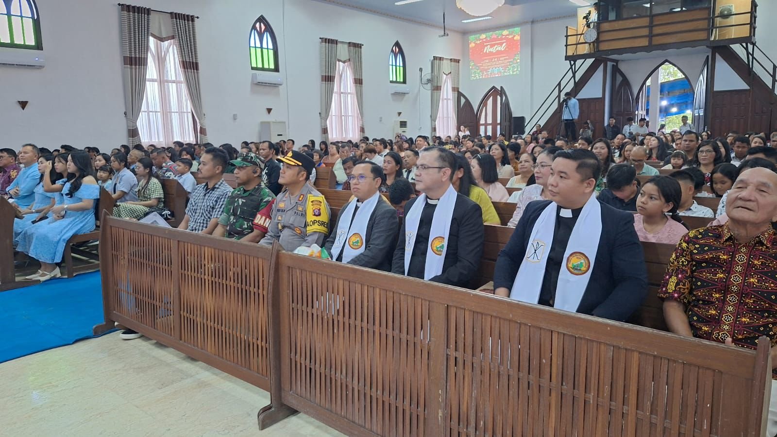 Kapolres Gumas Hadiri Ibadah Malam Natal, Tekankan Keamanan dan Layanan Darurat 110