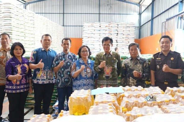 Perkuat Ketahanan Pangan, Pemkab Mura Salurkan Beras dan Minyak Goreng