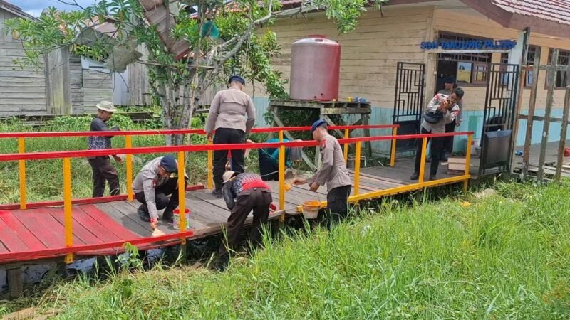 Brimob Kalteng Gotong Royong Perbaiki Jembatan Menuju SDN Tanjung Putri, Akses Siswa Kini Lebih Aman