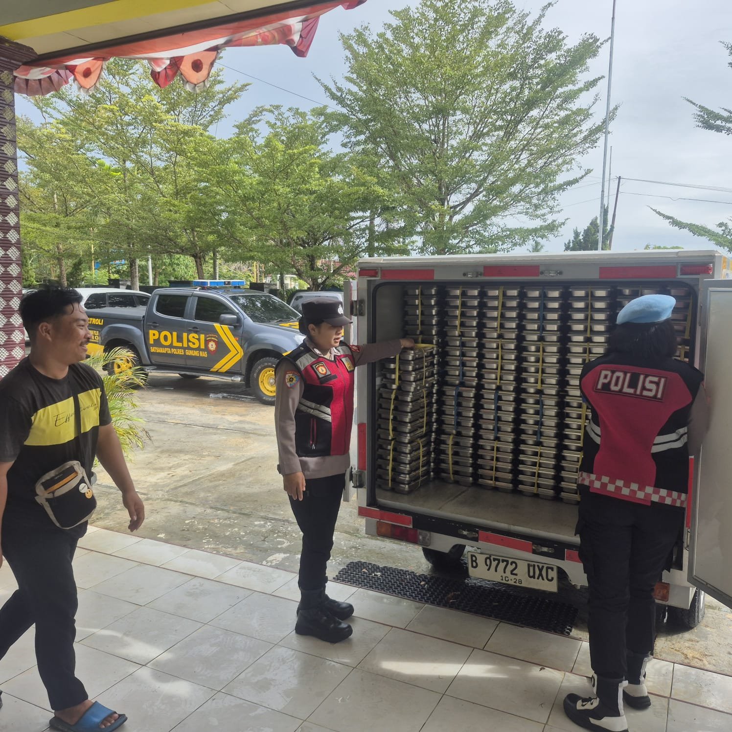 Polwan Polres Gumas Pastikan Distribusi Makanan Bergizi Gratis ke Enam Sekolah Berjalan Aman dan Tepat Waktu
