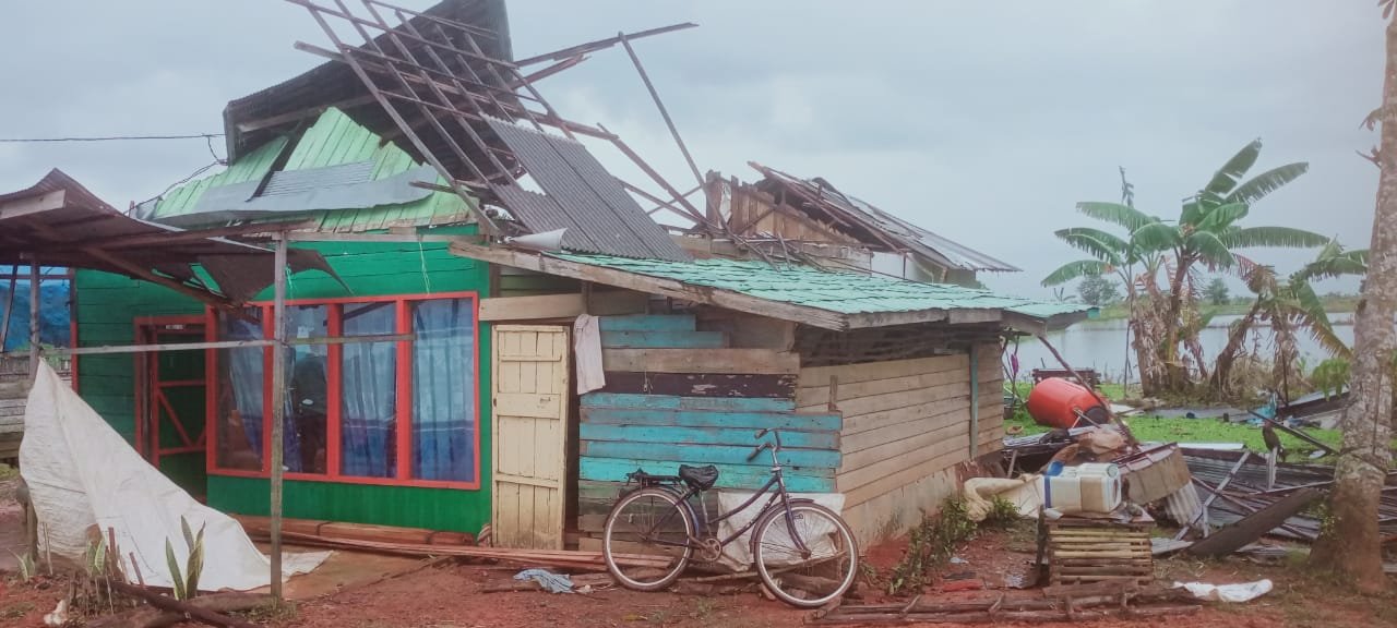 Atap Rumah Warga Lansia di Handil Negara Hancur Diterjang Angin Kencang, BPBD Tala Turun Lakukan Pendataan